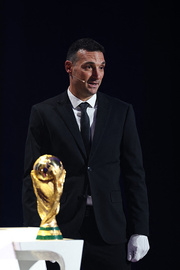 kak-vyglyadit-kubok-lionel-skaloni-vynes-trofey-chempionata-mira-foto-3