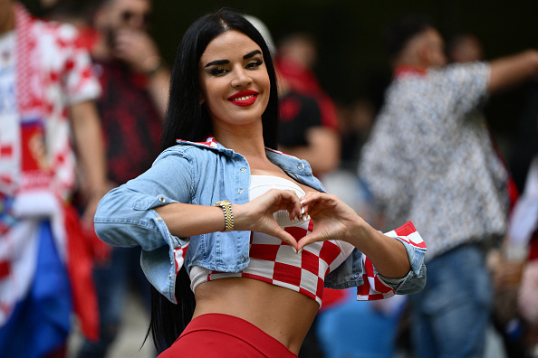 foto-zabyli-ee-kak-pyshnogrudaya-ivana-knoll-pokorila-stadiony-evro-2024