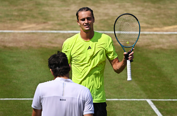 Трофей ATP 250 у руках Тейлора Фріца