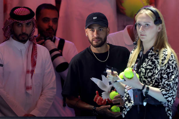 ФОТО. Неймар посетил матч Алькараса на турнире в Эр-Рияде и пообщался с ним foto-neymar-posetil-match-alkarasa-na-turnire-v-er-riyade-i-poobshchalsya-s-nim