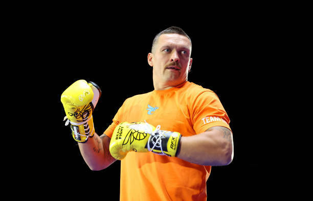 foto-usik-i-fyuri-proveli-otkrytuyu-trenirovku-v-er-riyade-kak-eto-bylo