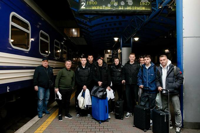 foto-ne-promazh-11-metroviy-v-tualete-sbornaya-ukrainy-vyehala-na-sbory