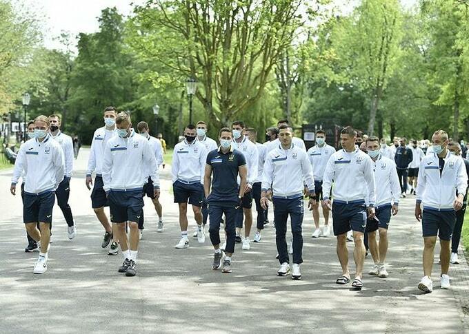 progulka-sbornoy-ukrainy-po-amsterdamu-12062021