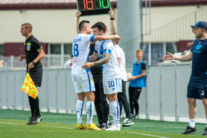 ФК Динамо. Николай Шапаренко (№ 10) вернулся на поле после большого перерыва