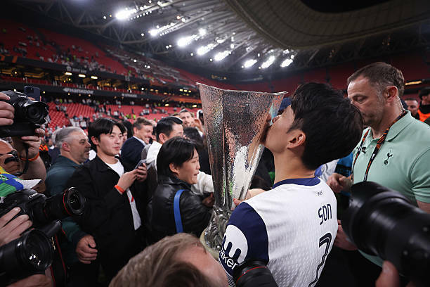 Not photoshop. Humanity: Tottenhem received a dull trophy Ne -fotoshop-nagrazhdenie-tottenhem-poolchil-doolgozhdannniy-trofey