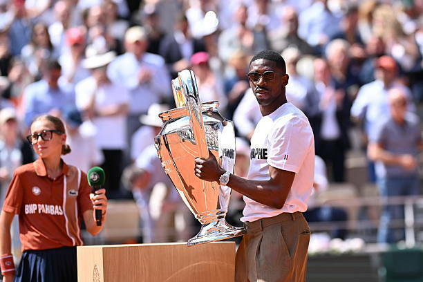Дембеле принес трофей Лиги чемпионов на центральный корт Ролан Гаррос dembele-prines-trofey-ligi-chempionov-na-tsentralniy-kort-rolan-garros