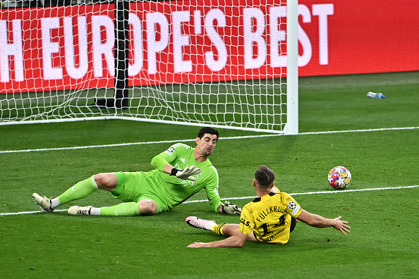 foto-adeyemi-obygral-kurtua-v-finale-lch-no-ne-zabil-zatem-byla-shtanga