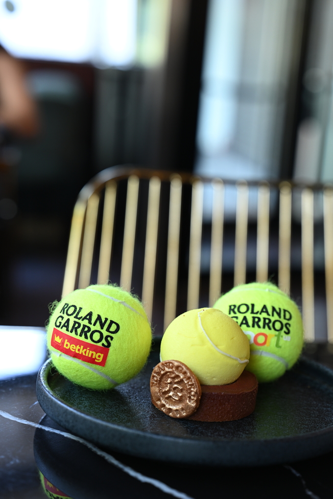 rolan-garros-tennisnye-myachiki-sportua-i-betking-kolesyat-parizhem