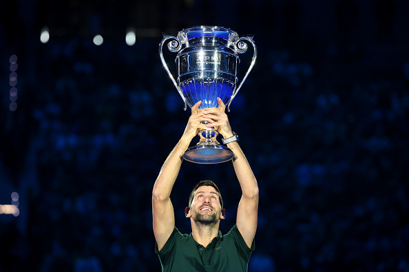 ФОТО. Джокович отримав кубок першої ракетки. Ноле також розписався на грудях foto-dzhokovich-otrimav-kubok-pershoi-raketki-nole-takozh-rozpisavsya-na-grudyah