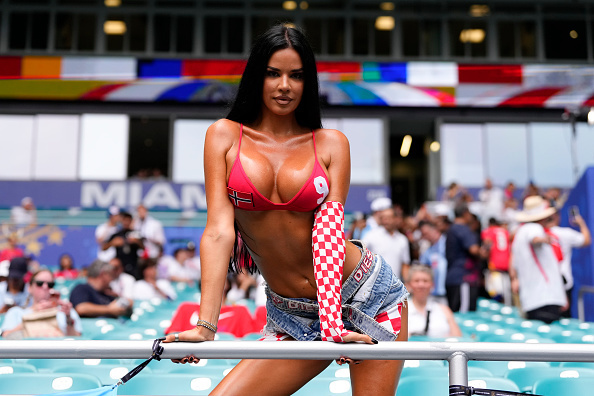 pyshnogrudaya-knoll-prishla-na-polufinal-chm-v-bikini-s-nomerom-holanda