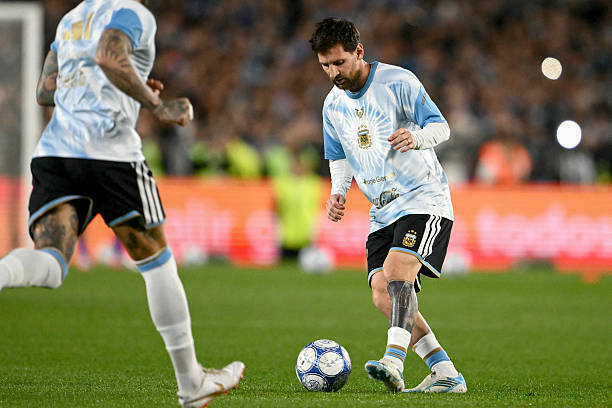 ochen-trogatelno-messi-so-slezami-na-glazah-ispolnil-gimn-argentiny