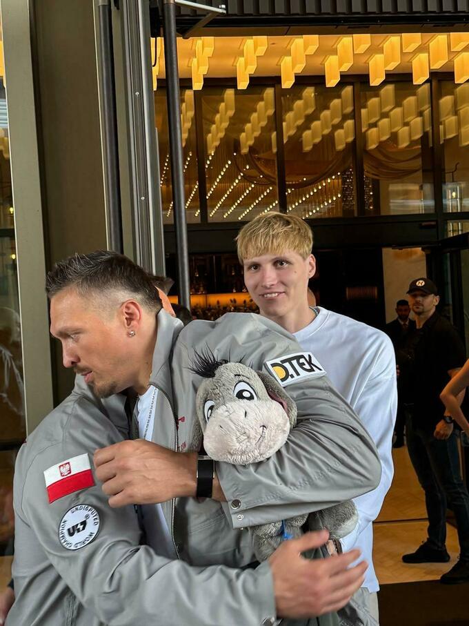 Усик уже в Лондоні: українець готується до реваншу з Дюбуа на Вемблі 1 149208