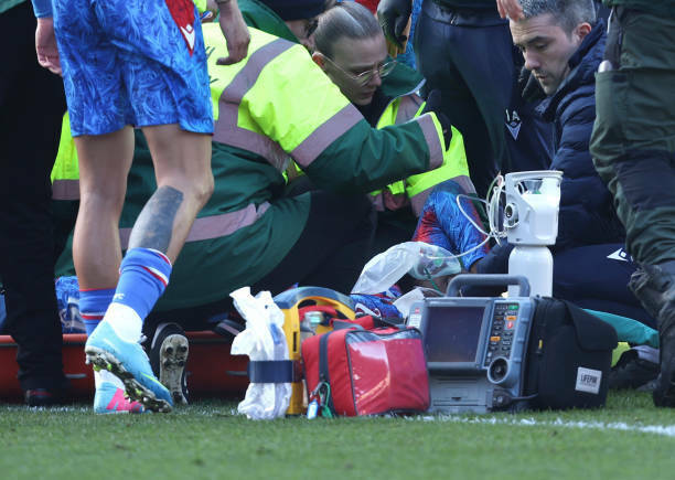 v-kubke-anglii-kiper-vletel-shipami-v-golovu-sopernika-igroka-unesli-roberts-mateta-milluol-pelas-01032025