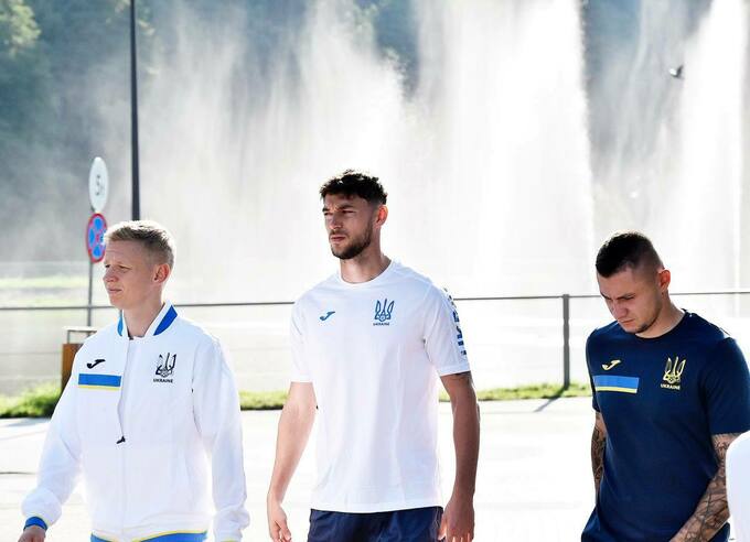 sbornaya-ukrainy-sovershila-progulku-u-ozera-pered-matchem-s-angliey