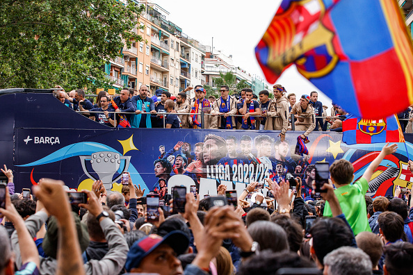 ВИДЕО. Каталония – гуляет! Барселона завоевала 27-е чемпионство в Испании video-kataloniya-gulyaet-barselona-zavoevala-27-e-chempionstvo-v-ispanii