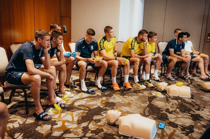 ФОТО. Сборная Украины провела первую тренировку в Варшаве. Учились спасать foto-sbornaya-ukrainy-provela-pervuyu-trenirovku-v-varshave-uchilis-spasat