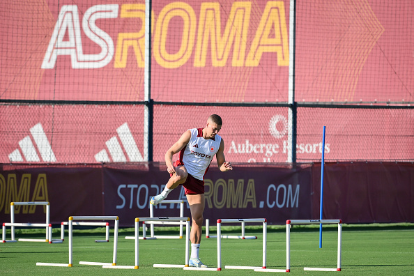ФОТО. Первая тренировка Довбика в Роме. Получил по спине и даже забил foto-pervaya-trenirovka-dovbika-v-rome-poluchil-po-spine-i-dazhe-zabil