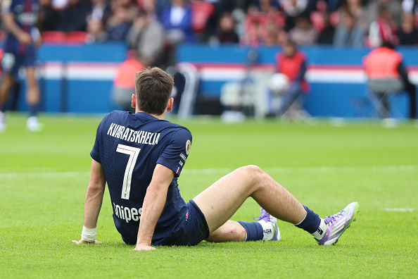 razodral-kozhu-zvezdniy-igrok-pszh-vynuzhdeno-zamenen-v-matche-ligi-1