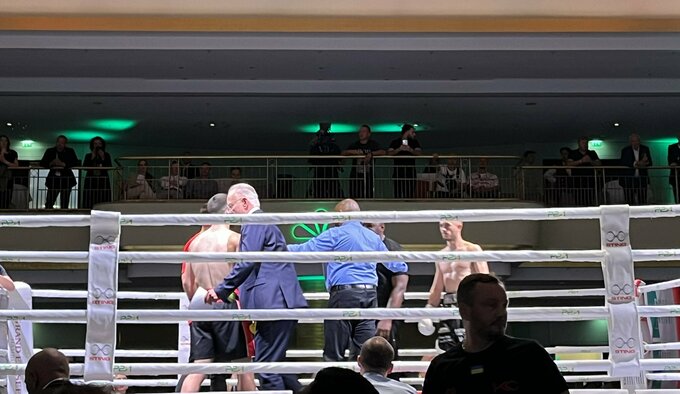 Український боксер Чухаджян переміг британця Скарфа і отримав можливість боротися за титул.