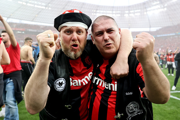 ФОТО. Безумство Леверкузена! Фаны выбежали на поле после 5-го гола Байера foto-bezumstvo-leverkuzena-fany-vybezhali-na-pole-posle-5-go-gola-bayera