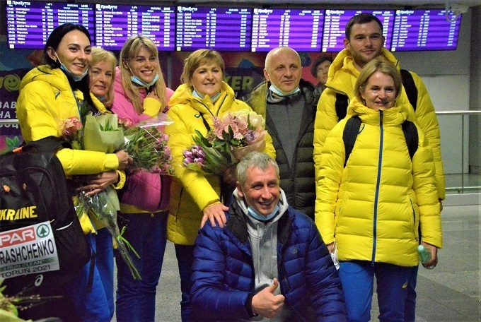 Встреча легкоатлеток в аэропорту vstrecha-legkoatletok-v-aeroportu