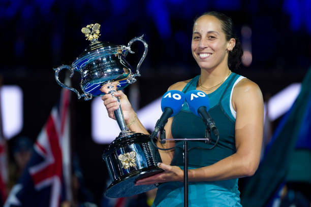 novaya-koroleva-melburna-tseremoniya-nagrazhdeniya-posle-finala-aus-open-kiz-sobolenko-25012025