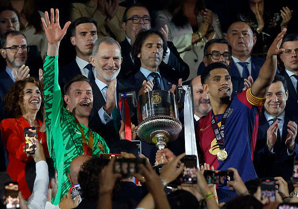 ФОТО. Два капитана. Как Барселоне вручали Кубок Испании foto-dva-kapitana-kak-barselone-vruchali-kubok-ispanii