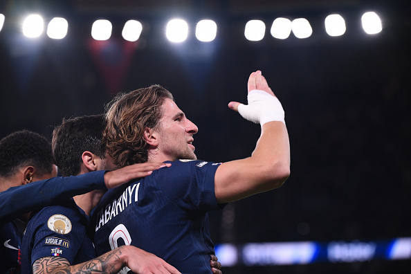 litso-i-emotsii-zabarnogo-posle-pervogo-zabitogo-gola-v-futbolke-pszh