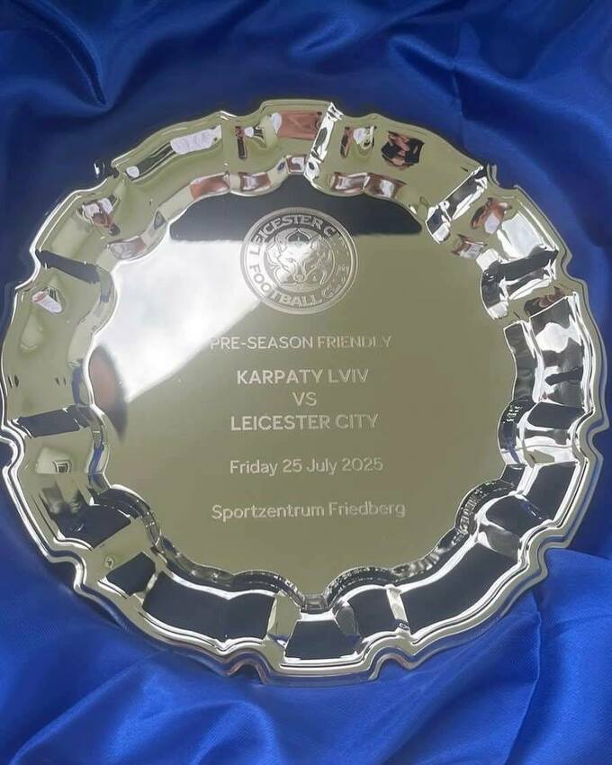 Лестер дарує трофей Карпатам