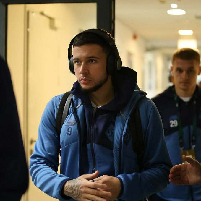 igroki-dinamo-pribyli-na-stadion-gde-sygrayut-protiv-zrinski-v-lk