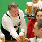 ФОТО ДНЯ: Ван Гааль подает пиво
