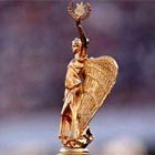 Арбитр с центра поля увидел нарушение