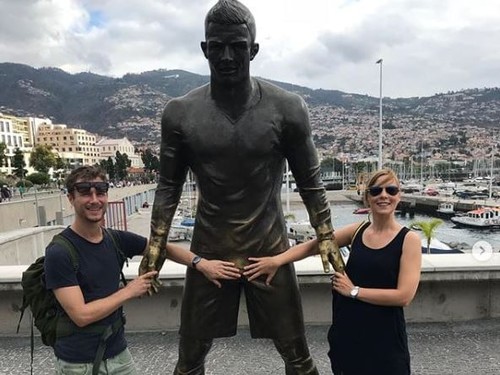 ФОТО ДНЯ. Туристы затерли статую Роналду в интимном месте