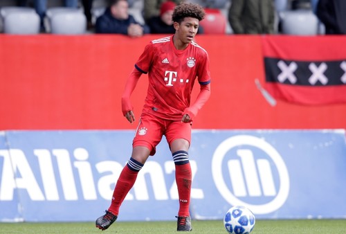Бавария выкупила 18-летнего защитника Далласа