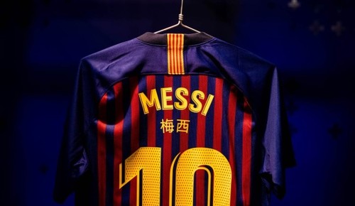 Барселона на матч с Реалом выйдет в футболках с фамилиями на китайском