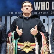 ФОТО ДНЯ. Усик показал все свои чемпионские пояса