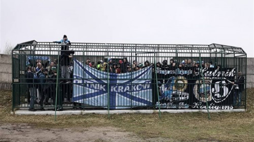Болельщики польского клуба смотрели гостевой матч в клетке