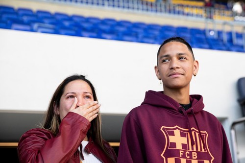 Барселона пригласила на матч с Лионом подростка, спасшего 20 детей