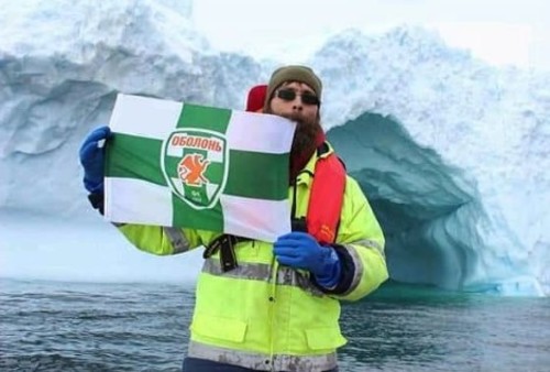 Флаг киевской Оболони побывал в Антарктиде
