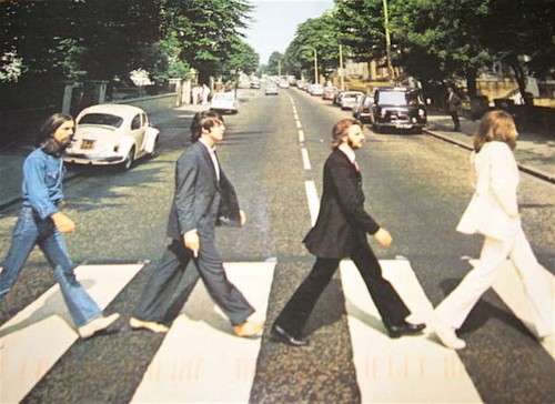 Звезды Милана повторили легендарное фото The Beatles