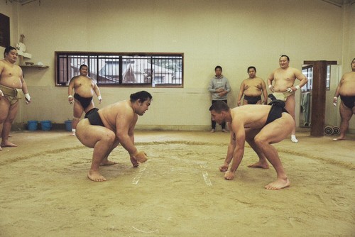 Подольски сразился с чемпионом мира по сумо