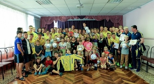 Игроки молодежной сборной Украины подарили детям мячи и билеты на матч