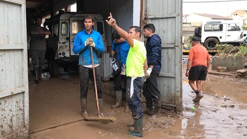 Надаль принял участие в устранении последствий наводнения на Мальорке