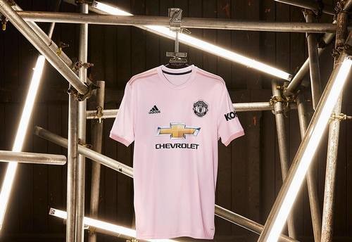 Манчестер Юнайтед презентовал розовую игровую форму