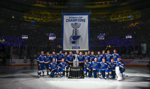 ВІДЕО. Перший гол нового сезону НХЛ, чемпіонський банер Сент-Луїса
