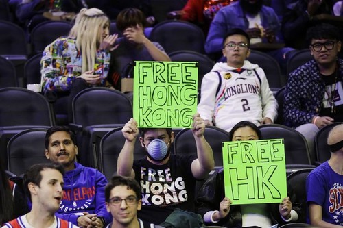 Болельщика Филадельфии вывели из арены за плакат в поддержку Гонконга