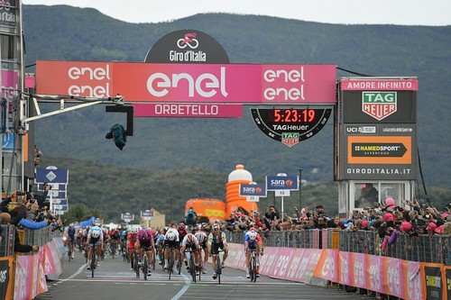 Вивиани лишили победы на этапе Джиро