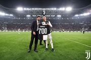 ФОТО ДНЯ. Роналду отримав футболку з номером 700