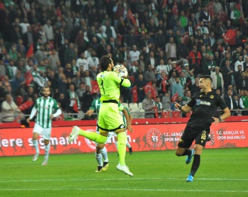 ВІДЕО. Турецький воротар заробив вилучення на 20-й секунді матчу