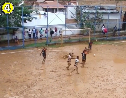 ВИДЕО. Как в Бразилии играют в футбол в полной грязи